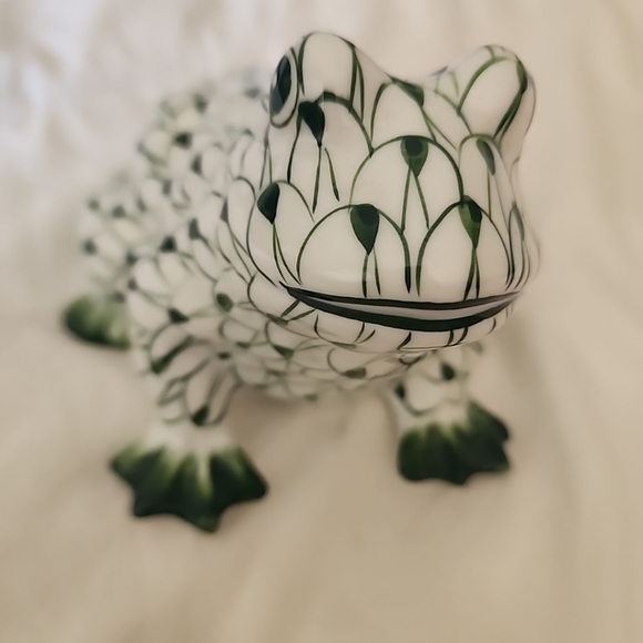 Andrea By Sadek Hand Painted Porcelain Frog Green And White. - Picture 3 of 13